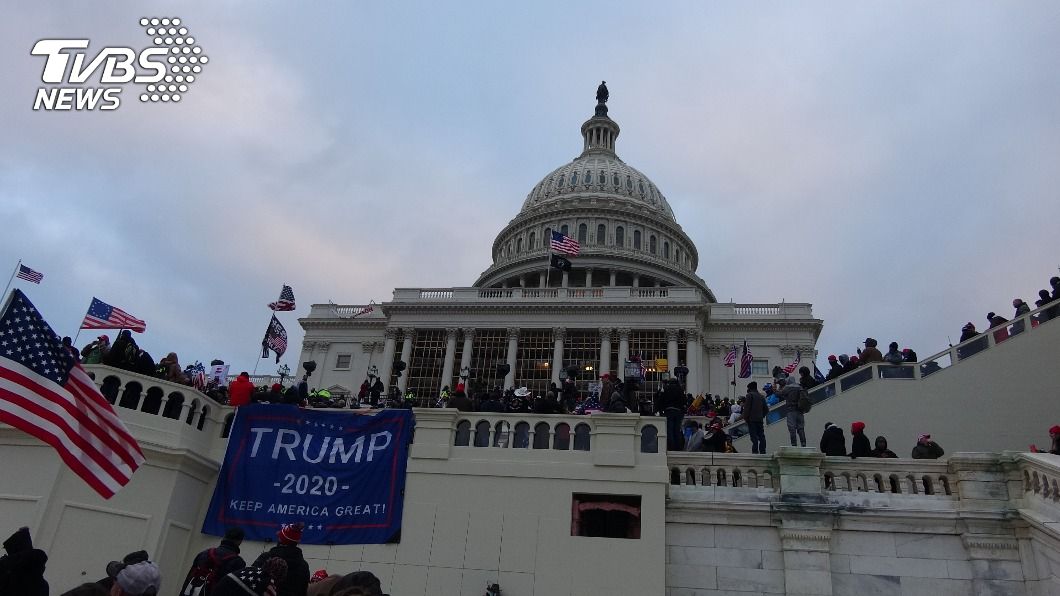 川普支持者1/6闖入國會大廈抗議。（圖／中央社）
