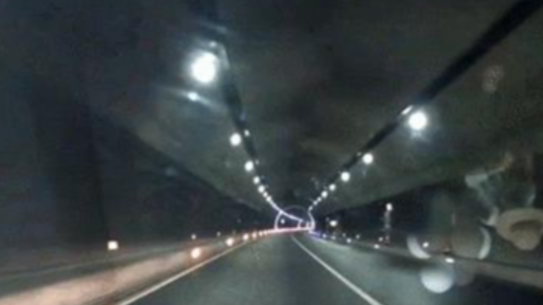 大陸潘家灣隧道21日中午發生一起驚險的跳車事故。（圖／翻攝自「百姓關注」微博）