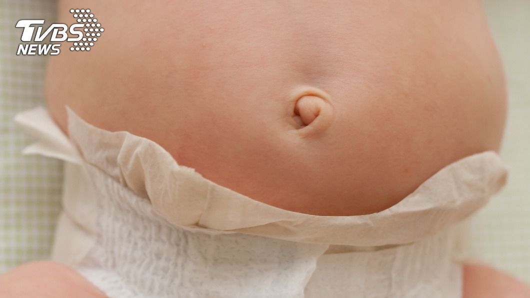 女嬰服藥後肚子脹得像氣球。（示意圖／shutterstock 達志影像）