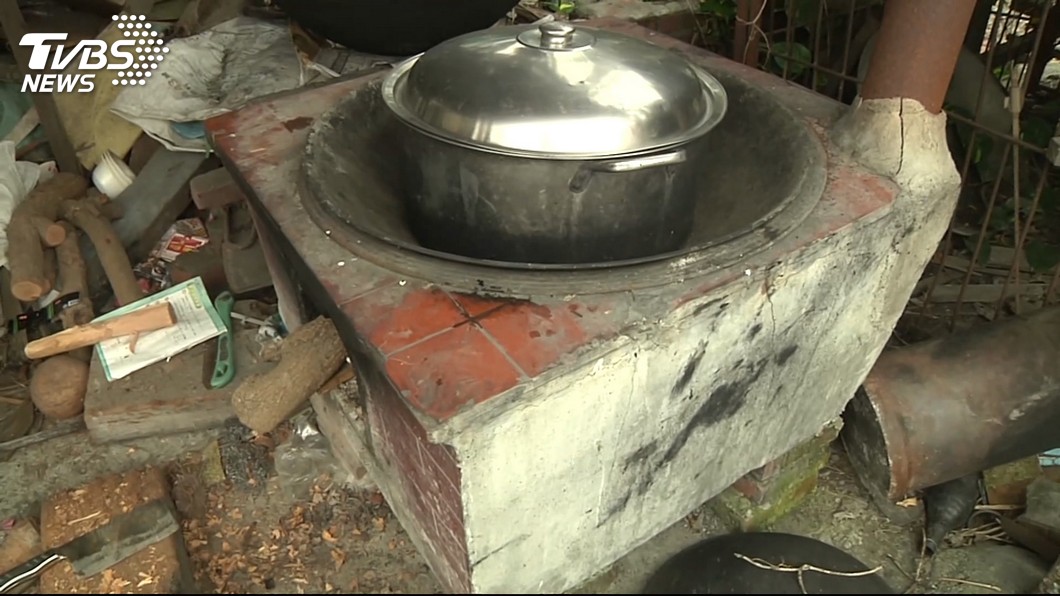 許多鄉下地方還保有這種古早爐灶燒柴的設備。（圖／TVBS資料畫面）