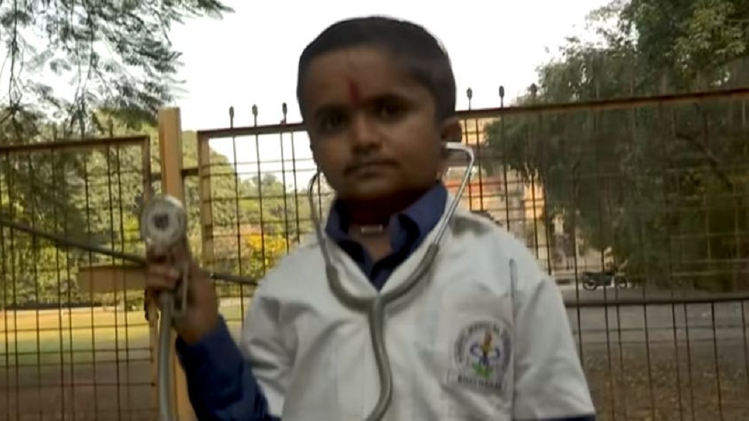 印度一名19歲男子身高僅91公分，但他立志要成為一名醫師。（圖／翻攝自YouTube）
