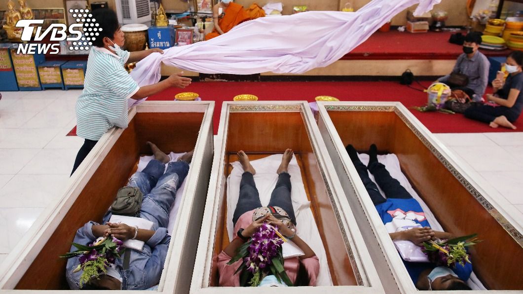 泰國民眾進行模擬葬禮盼能改運。（圖／達志影像路透社）