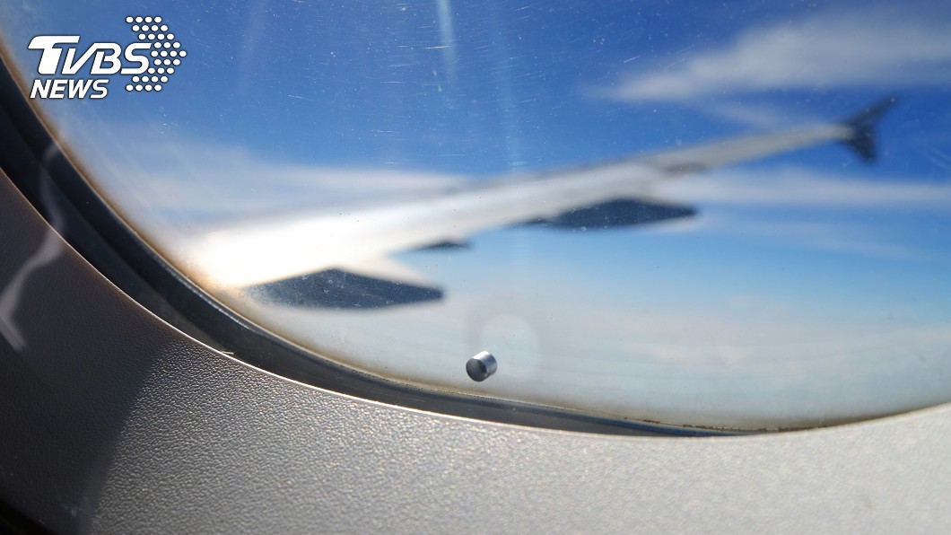 飛機窗戶下方的圓孔設計。（示意圖／shutterstock 達志影像） 長知識！飛機窗現「神秘圓孔」　航空公司親曝用途