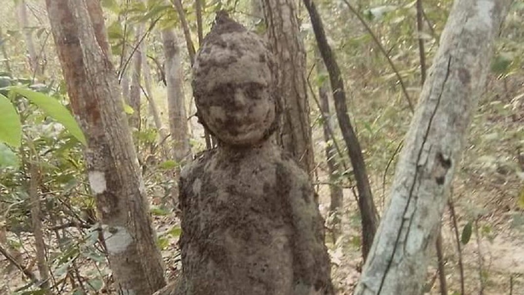 泰國叢林被發現神似「靈童艾楷」的蟻丘。（圖／翻攝自Coconuts Bangkok）