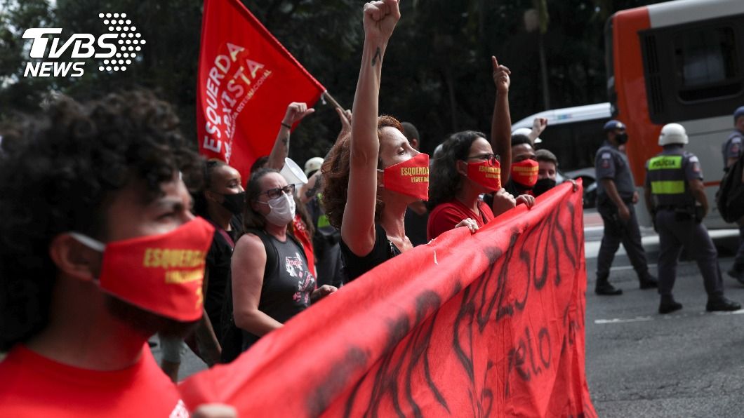 巴西民眾走上街頭示威，要求波索納洛下台。（圖／達志影像路透社）