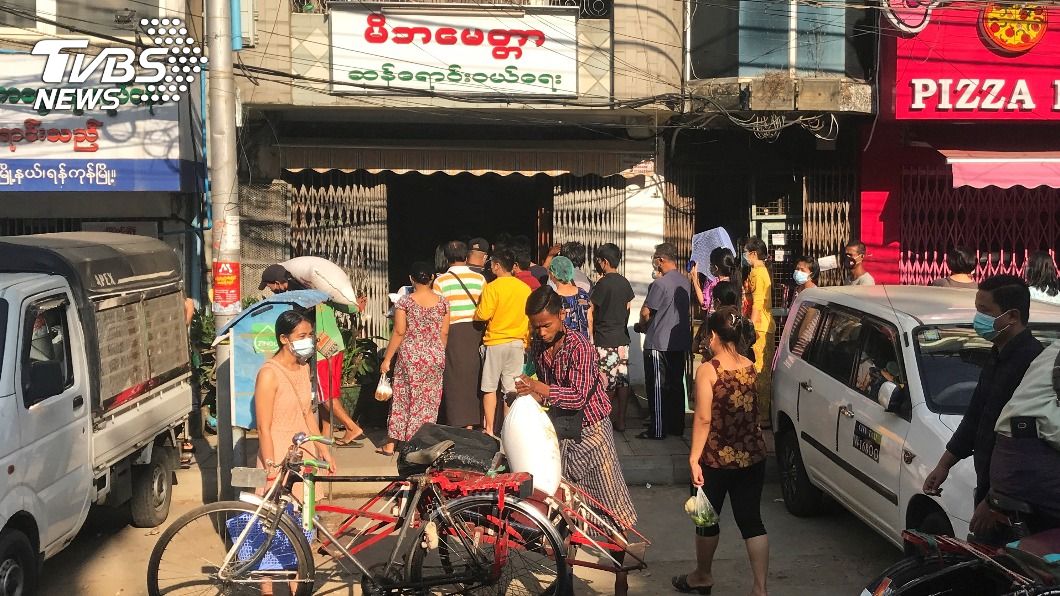 緬甸民眾至超市搶購民生用品。（圖／達志影像路透社）