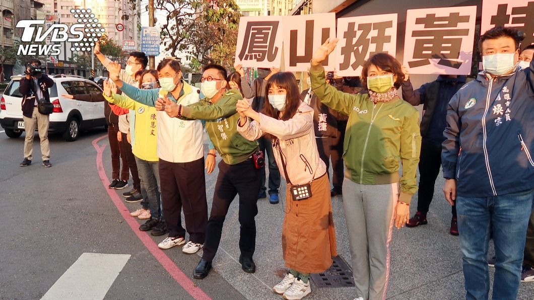 民進黨立委在路口陪同黃捷宣傳反罷免。（圖／中央社）