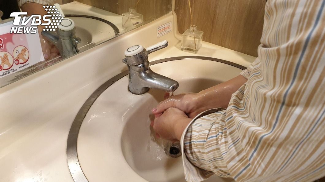 以肥皂水濕洗手避免罹腸胃炎。（圖／中央社）