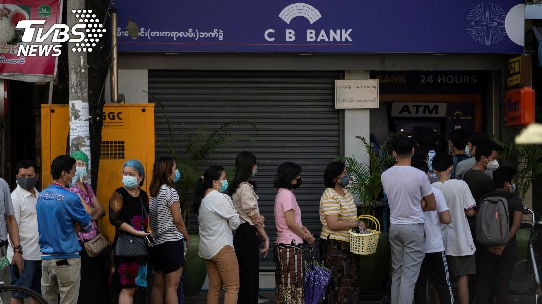 緬甸銀行恢復營業。（圖／達志影像路透社）