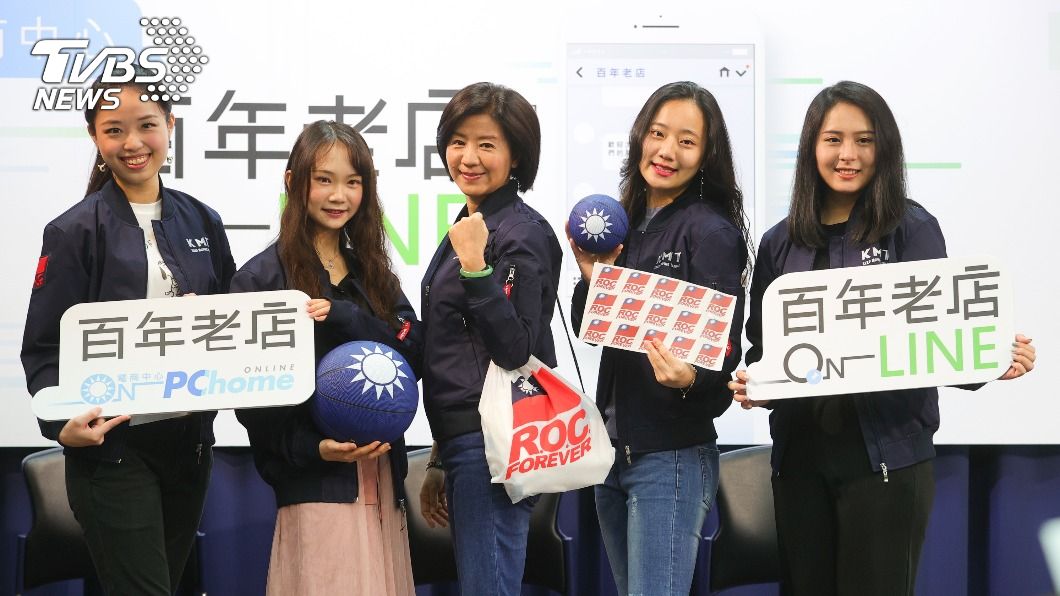 國民黨發行KMT飛行夾克及相關新產品。（圖／中央社）