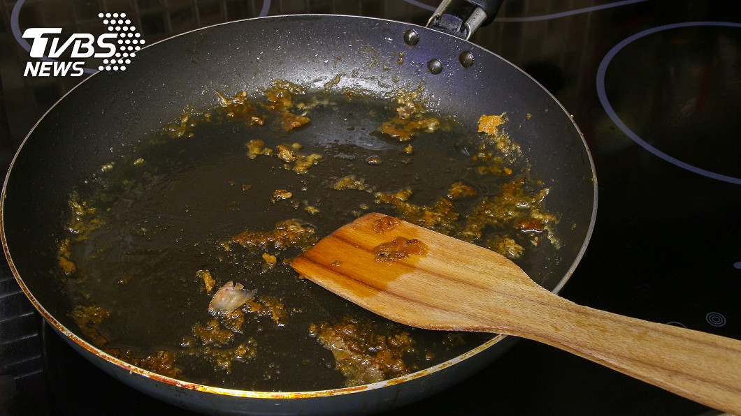 油膩碗盤是許多家庭的困擾。（示意圖／shutterstock達志影像）