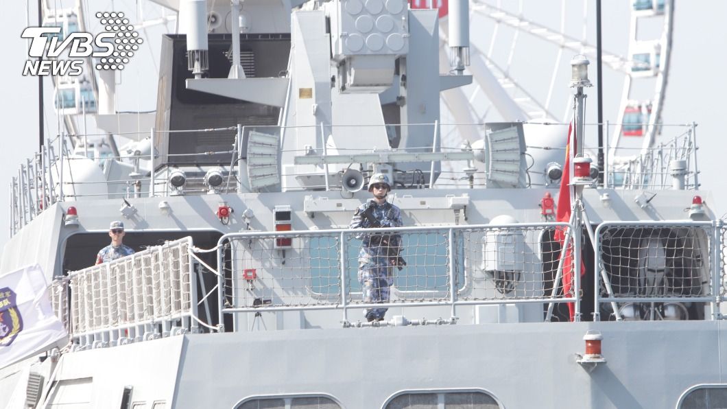 解放軍軍艦在香港維多利亞海港停泊。（圖／中央社）