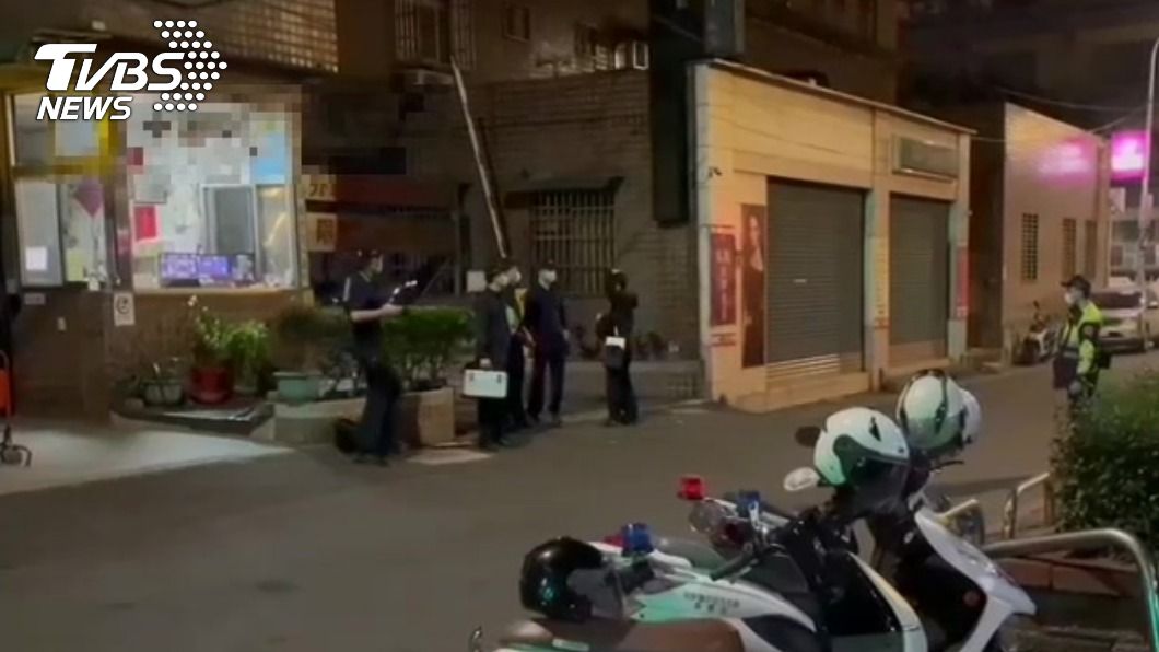 新北市一名女子墜樓壓到路人，警方前往處理，令人想起當年「燒肉粽事件」。（圖／TVBS）