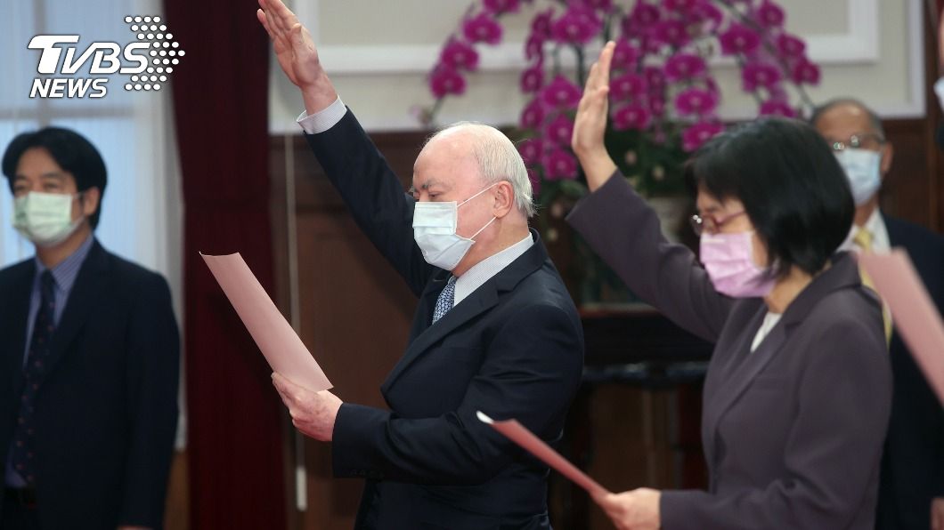 最高行政法院院長吳明鴻、公平交易委員會主委李鎂等人宣誓。（圖／中央社）