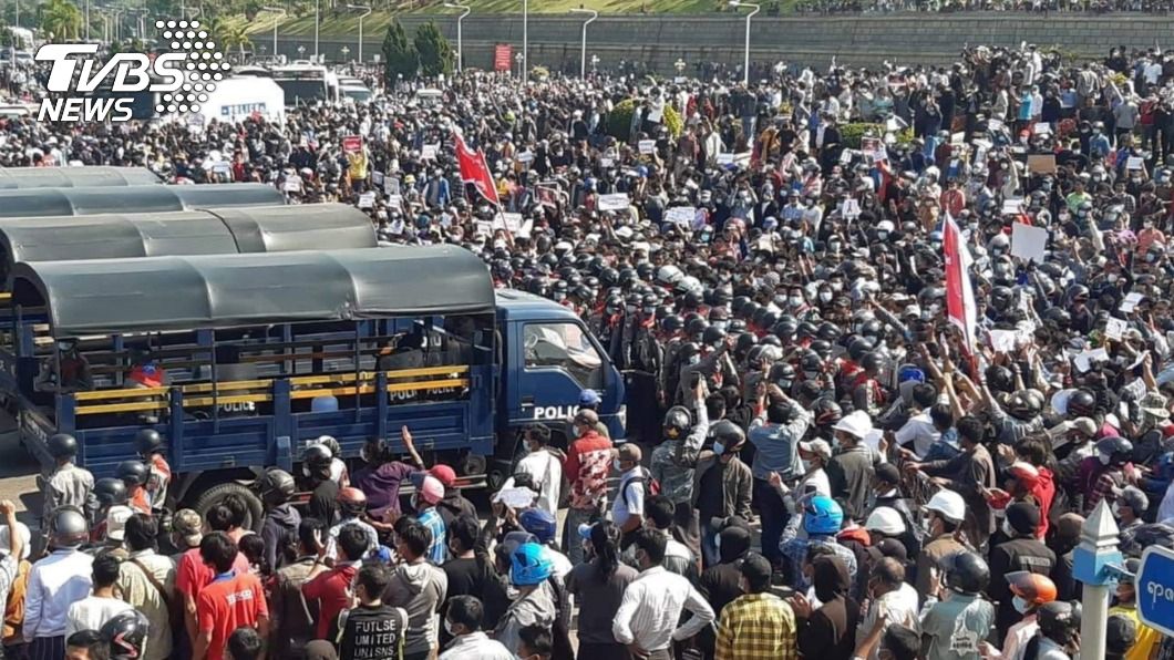 緬甸反政變民眾上街頭遊行抗議。（圖／達志影像路透社）