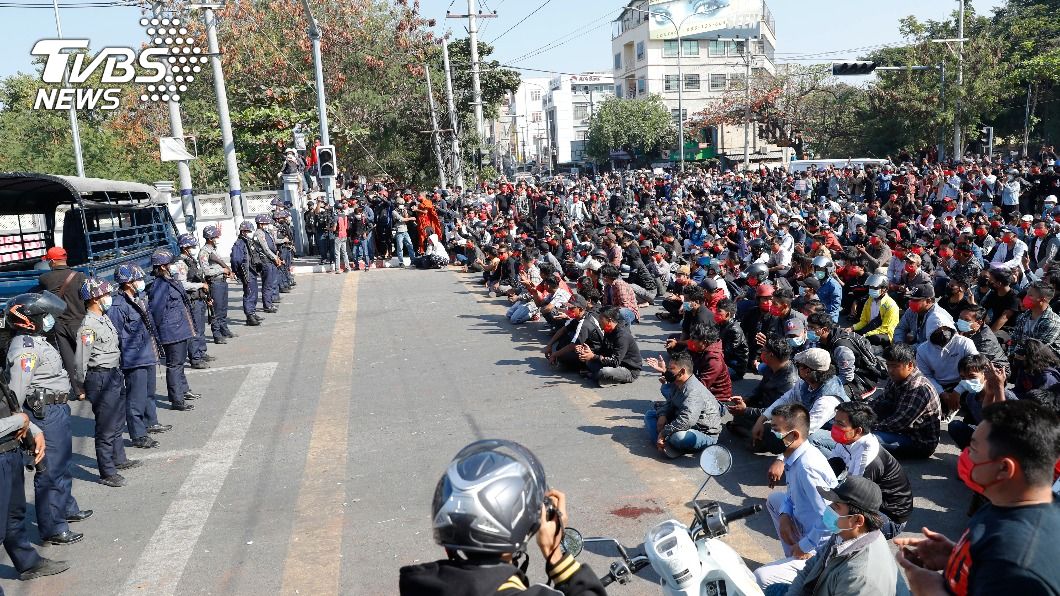 緬甸示威民眾與警方對峙。（圖／達志影像美聯社）
