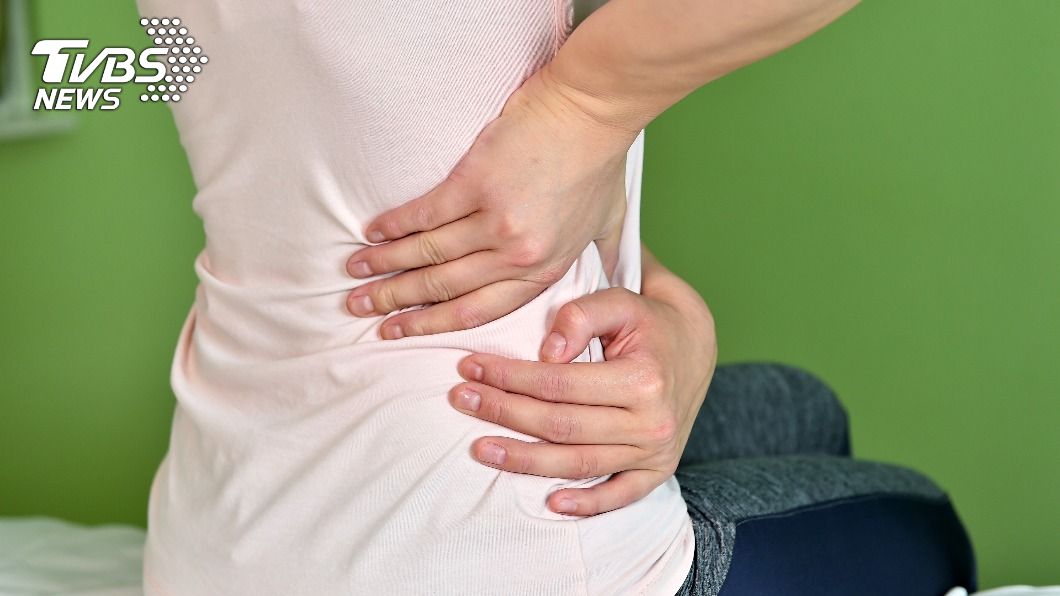 民眾若長期腰痠背痛不一定是結石，建議就醫檢查。（示意圖，非本人／shutterstock達志影像）