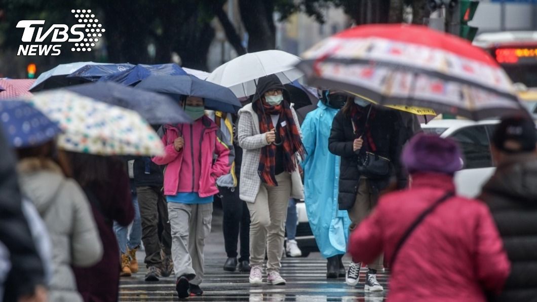 受鋒面、東北季風影響，氣象局發布大雨特報。（圖／中央社）