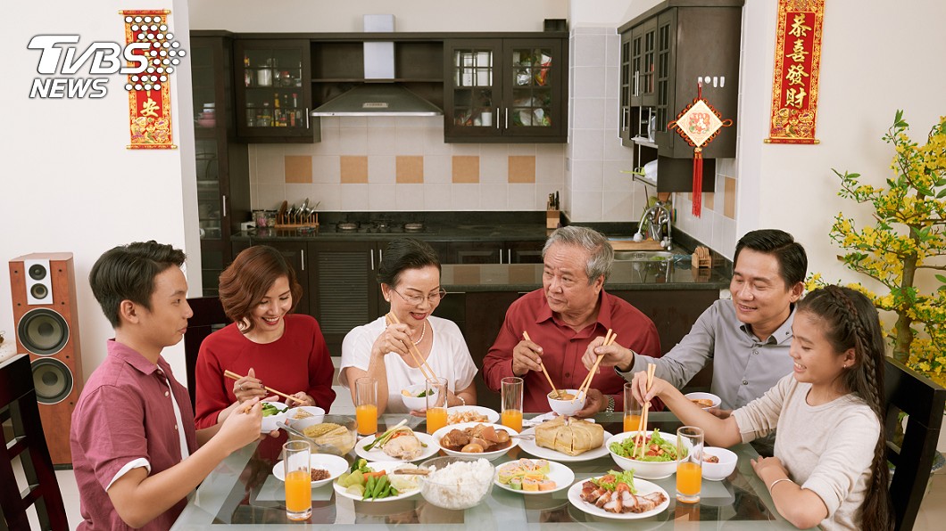 農曆春節是一家團聚的日子，家人都會回來圍爐吃年夜飯。（示意圖／shutterstock 達志影像）