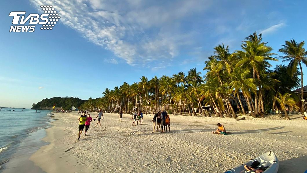 菲律賓長灘島因疫情封鎖大半年後，先後開放旅客造訪。（圖／中央社） 菲律賓疫情未止　開放景點遊客回流有限