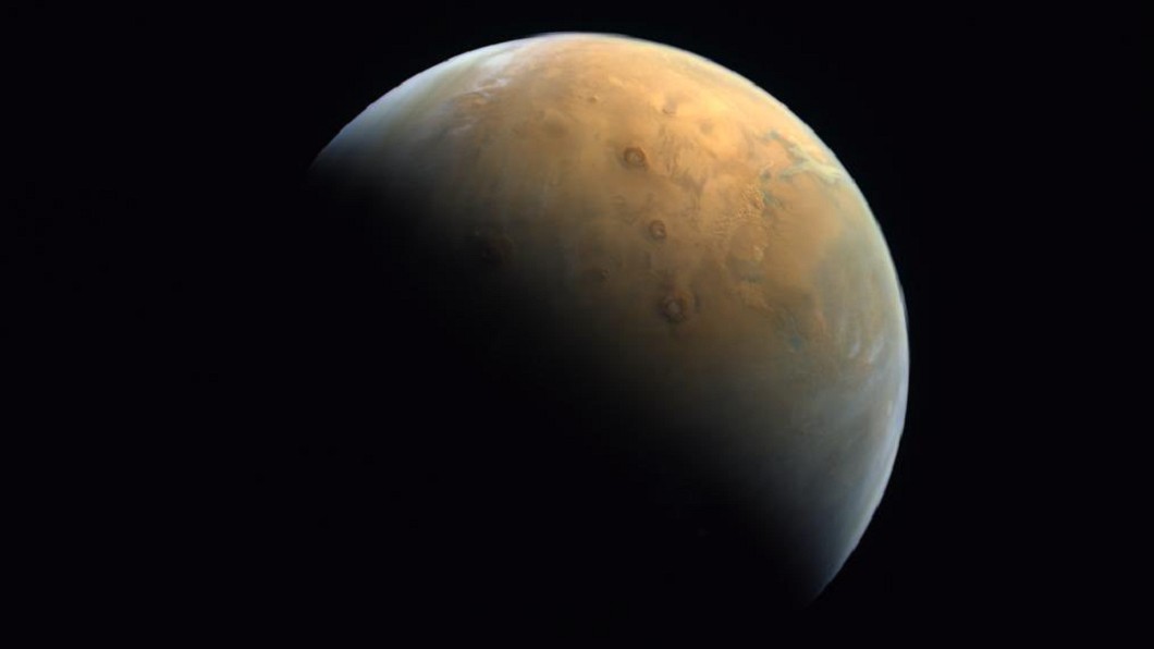 「希望號」傳回首張火星影像。（圖／翻攝自HHShkMohd推特）