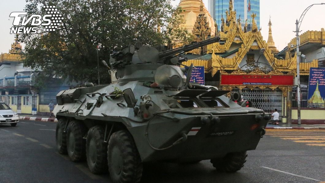 緬甸示威升級！裝甲車現身街頭。（圖／達志影像路透社）