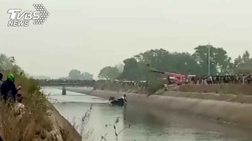 印度一輛巴士疑似失控墜入運河，造成多人死亡。（圖／達志影像路透社）