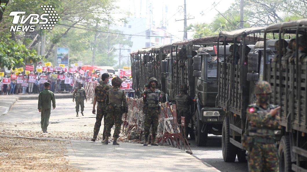 緬甸軍人進駐仰光。（圖／達志影像美聯社）