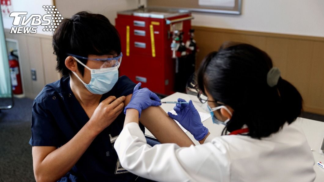 日本今天開始施打新冠疫苗，對象為約4萬名醫護人員。（圖／達志影像路透社）