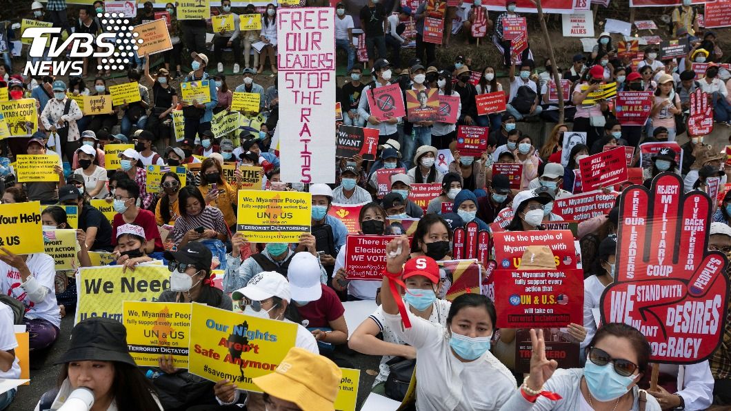 反對軍事政變的民眾發動抗議。（圖／達志影像路透社） 不信緬甸軍方會移交政權　反對派號召百萬人抗議