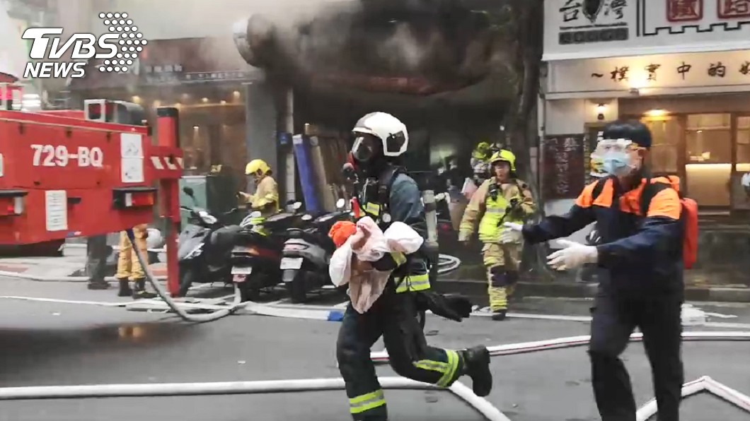 消防人員從火場救出孩童。（圖／TVBS）