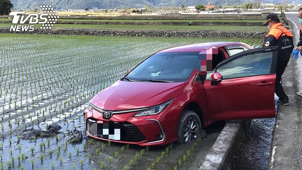 婦人開車暴衝摔進田裡。（圖／中央社）