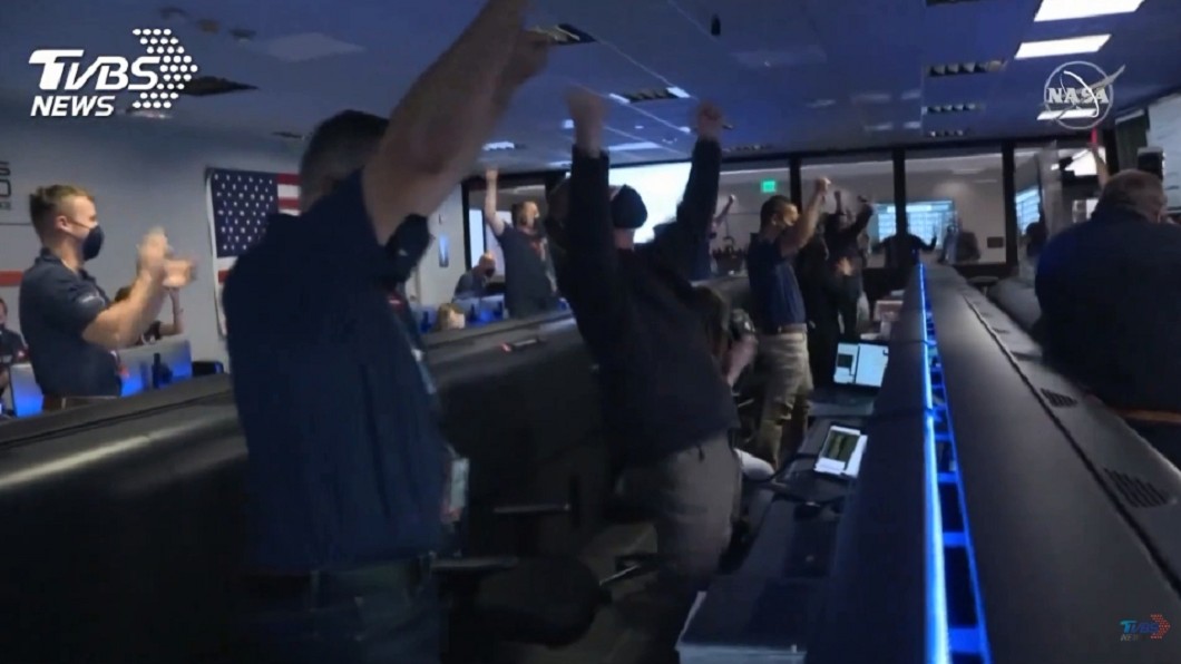 NASA員工一聽登陸消息隨即起身歡呼。（圖／達志影像美聯社）