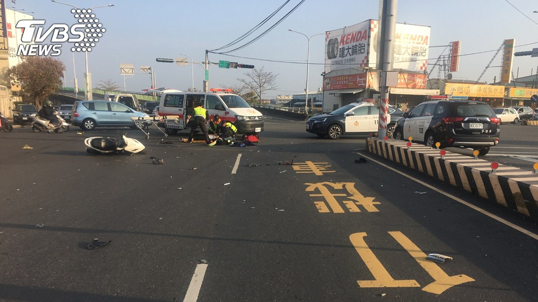 轎車高速衝撞2名停等紅燈的機車騎士，慘釀1死1重傷。（圖／TVBS）