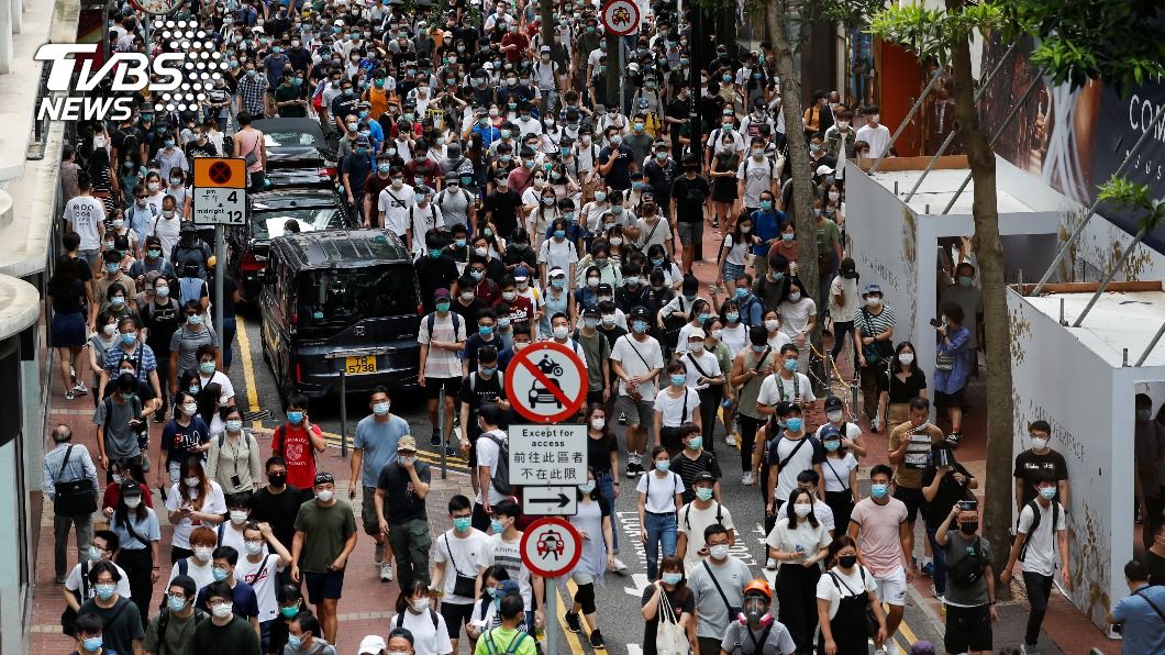 反對國安法的香港人在街上遊行表達訴求。（圖／達志影像路透社）