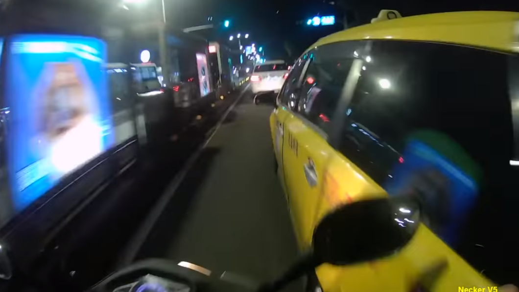騎士遭計程車惡意逼車。（圖／翻攝自 「STRIFE Lin」YouTube）