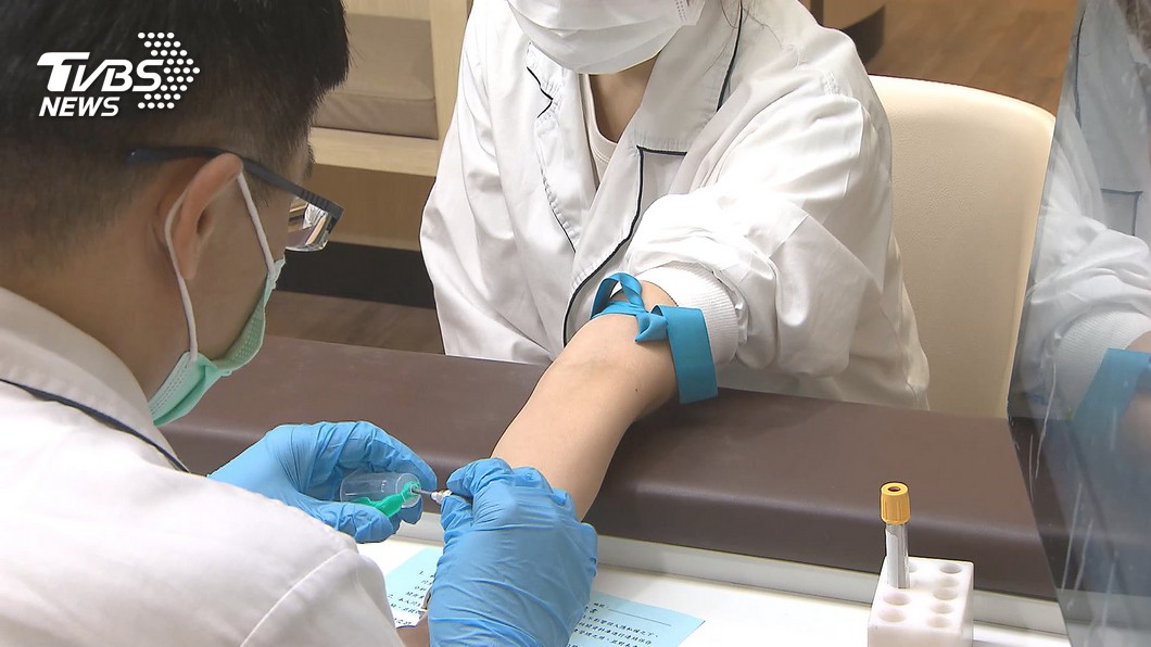 台灣首批AZ疫苗今日抵台，將有5萬名醫護優先施打。（示意圖／TVBS資料畫面）