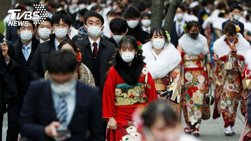 日本民眾戴口罩防疫。（圖／達志影像路透社）