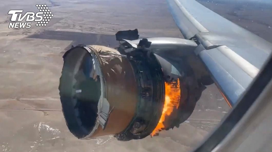 聯航1架波音777客機發動機在空中故障起火。（圖／達志影像美聯社）