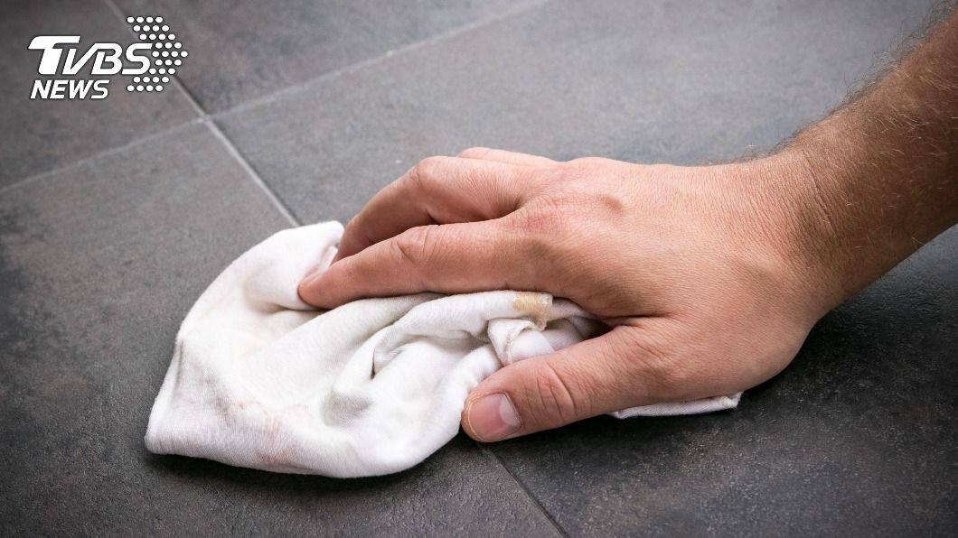 不少人會廢物再利用，將舊的毛巾當作抹布清潔家裡。（示意圖／shutterstock達志影像）