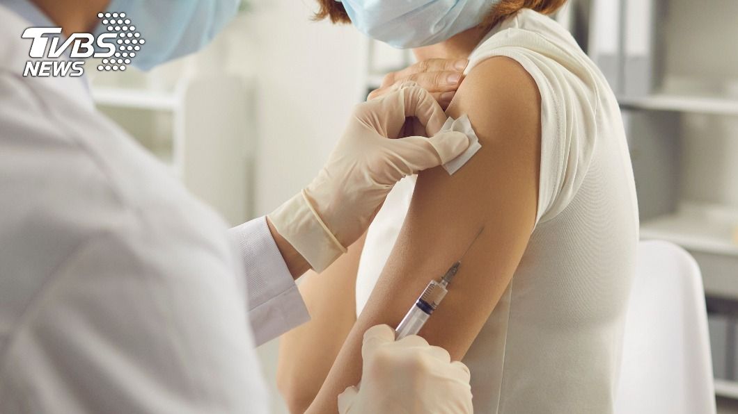 研究證實疫苗可降新冠感染風險也可阻斷傳播。（示意圖／shutterstock達志影像）