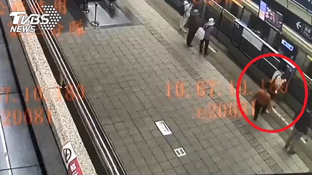 黃男在月台等車，被平頭男從後方踢腳攻擊。（圖／TVBS）