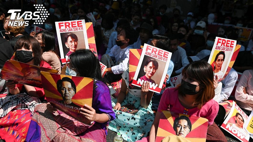 緬甸民眾上街抗議軍方的政變行為。（圖／達志影像路透社）