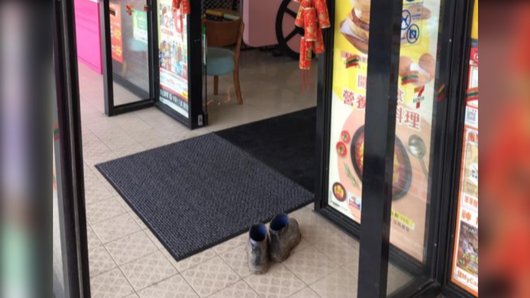 超商門口放著一雙沾滿泥濘的工作鞋。（圖／翻攝自路上觀察學院臉書）