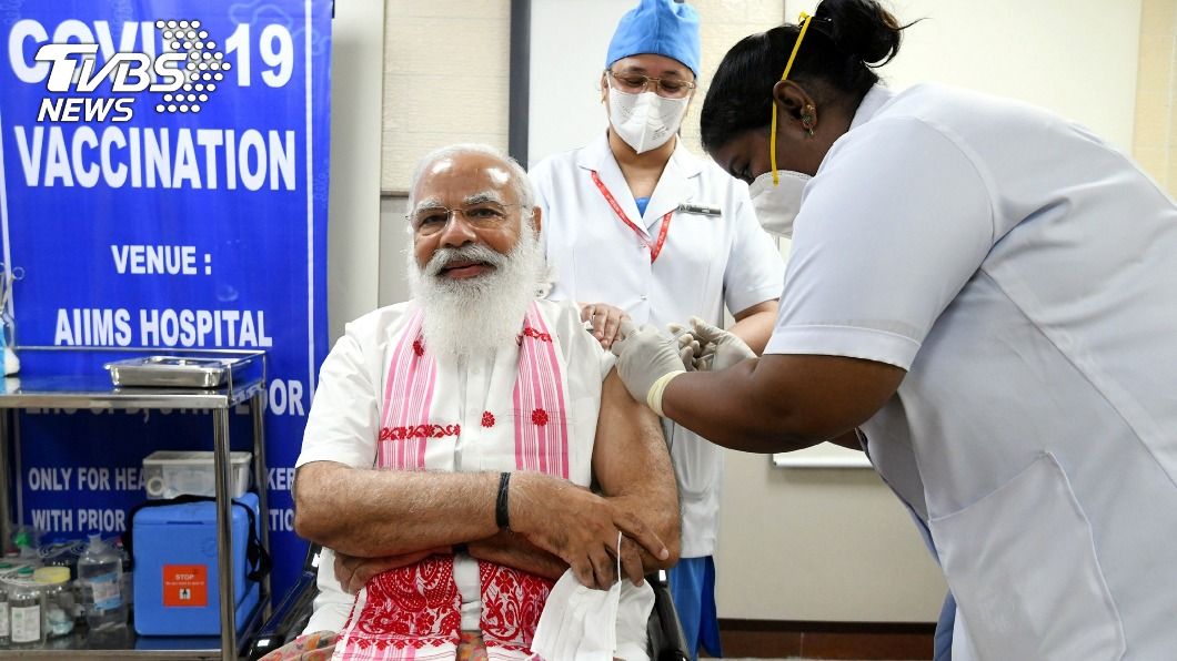 印度總理莫迪接受第一劑新冠肺炎疫苗接種。（圖／中央社）
