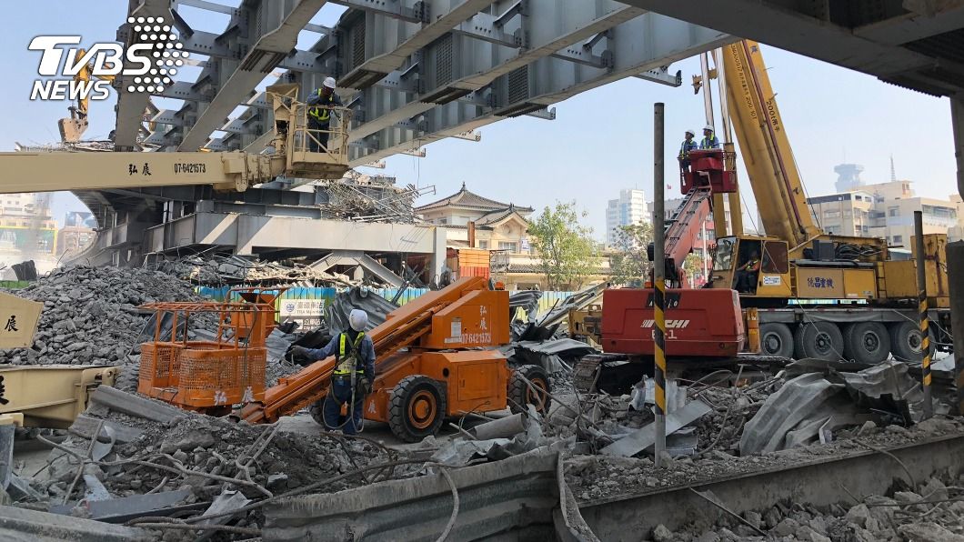 中博高架橋拆除工程趁連假趕工，進度預計將達到38%。（圖／中央社）