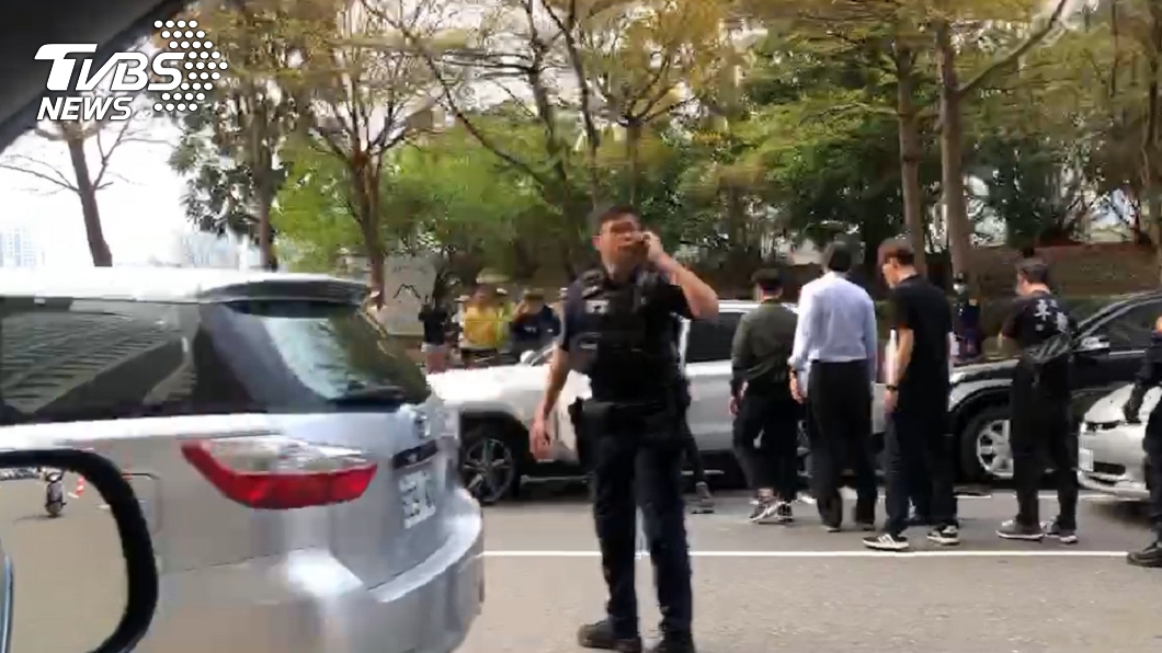 高雄市上午驚傳槍戰。（圖／TVBS） 高雄美術館附近爆槍戰　警匪互開十多槍嫌遭擊斃