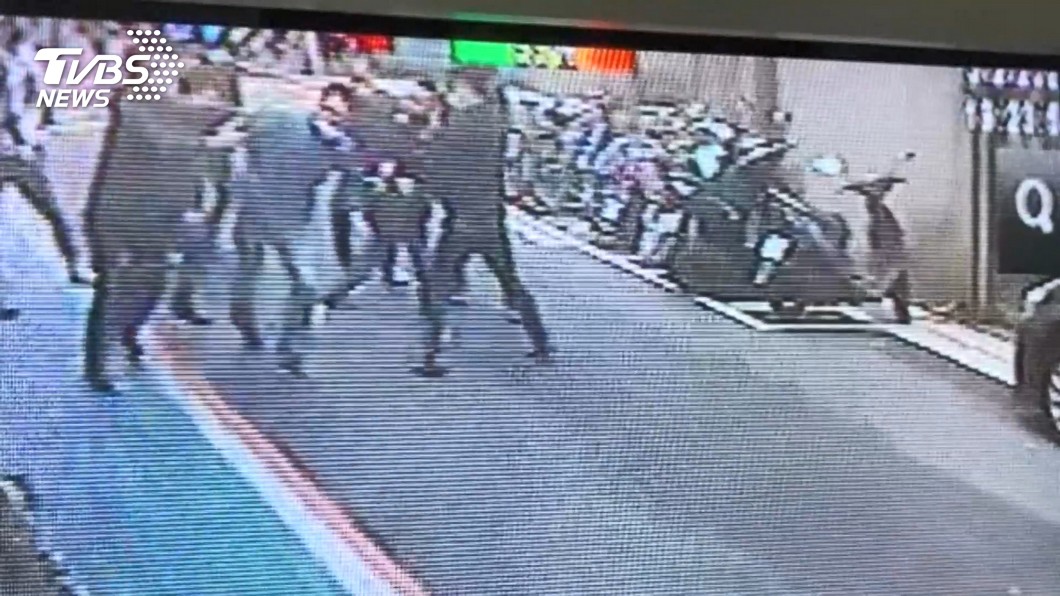 （圖／TVBS） 金錢糾紛談判破局　男被9人圍毆砍傷警速逮4嫌