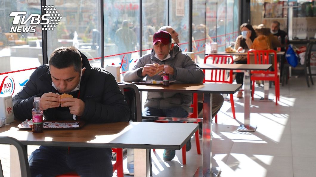 土耳其民眾睽違3個月再度坐在餐廳用餐。（圖／中央社）