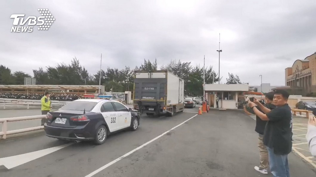 航警局日前派出車隊護送首批AZ疫苗。(圖片來源/ TVBS)